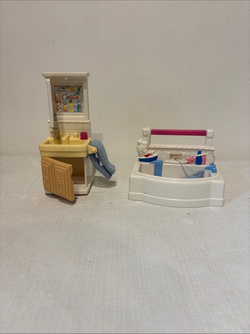 1999 Fisher Price Loving Family Bathtub & Vanity with cloths